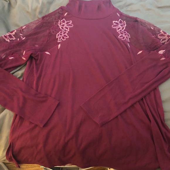 Gorgeous wine colored top - Picture 1 of 2